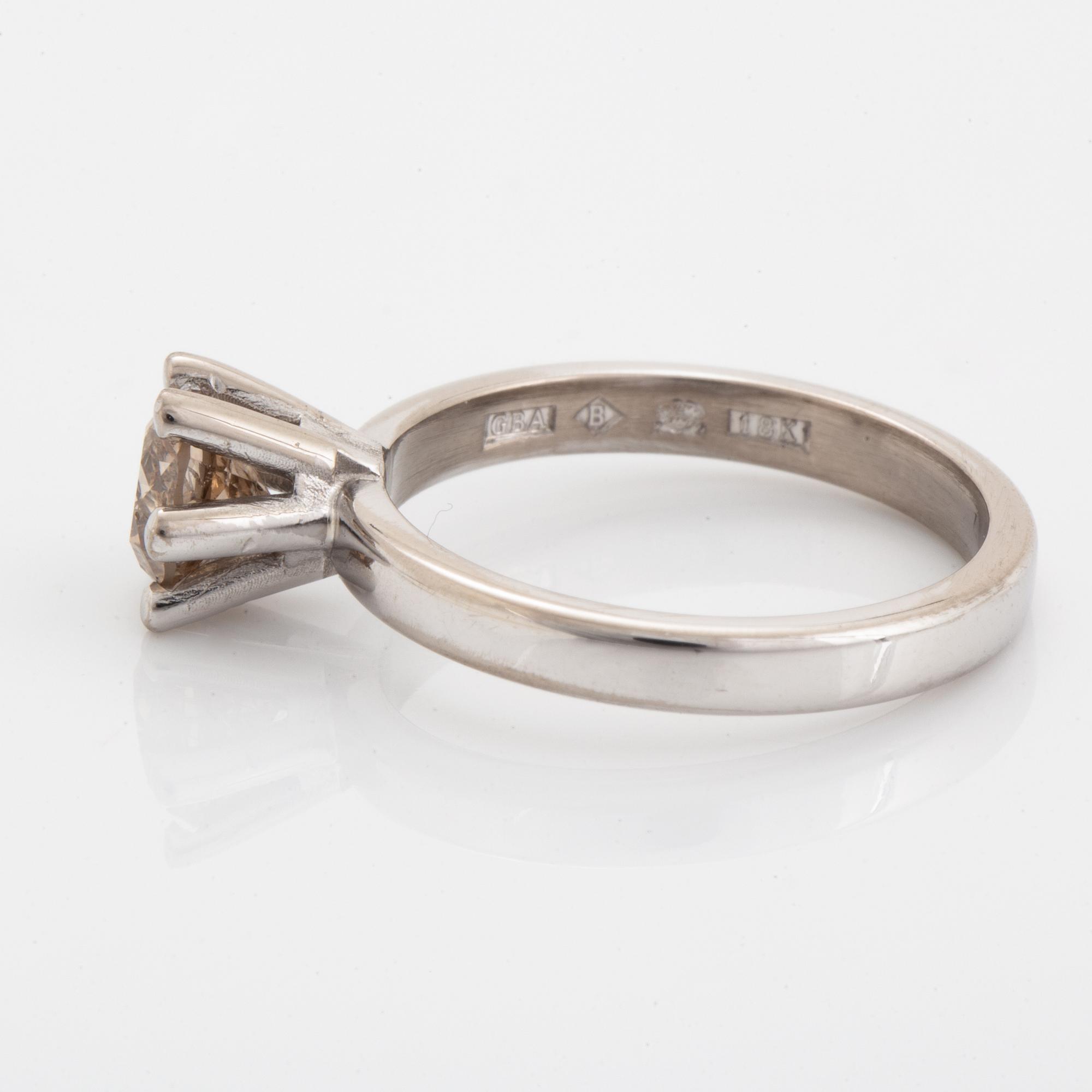 Brown brilliant-cut diamond ring.