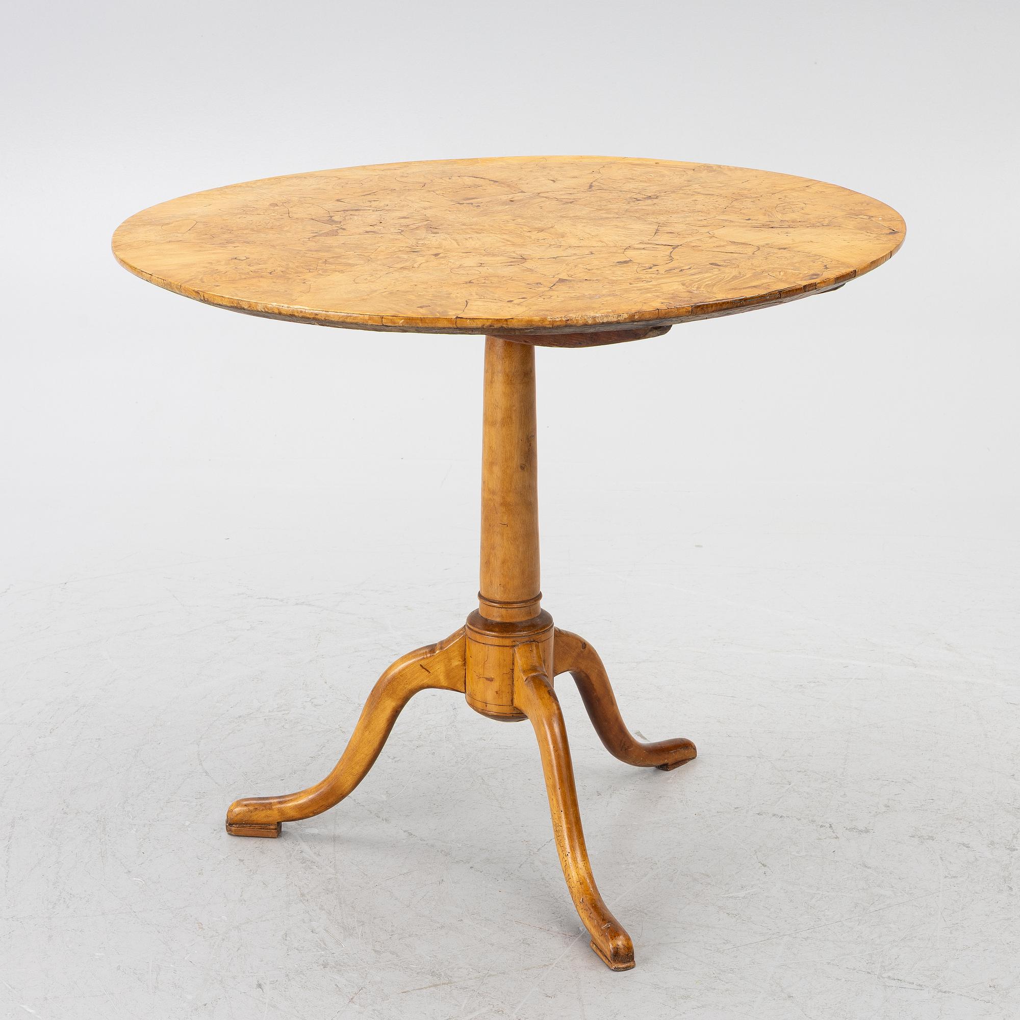 A drop leaf table, Mälardalen, first half of the 19th century.