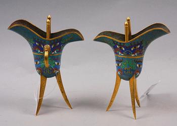 VINOFFERBÄGARE, ett par, cloisonné, Kina. 1900-tal.