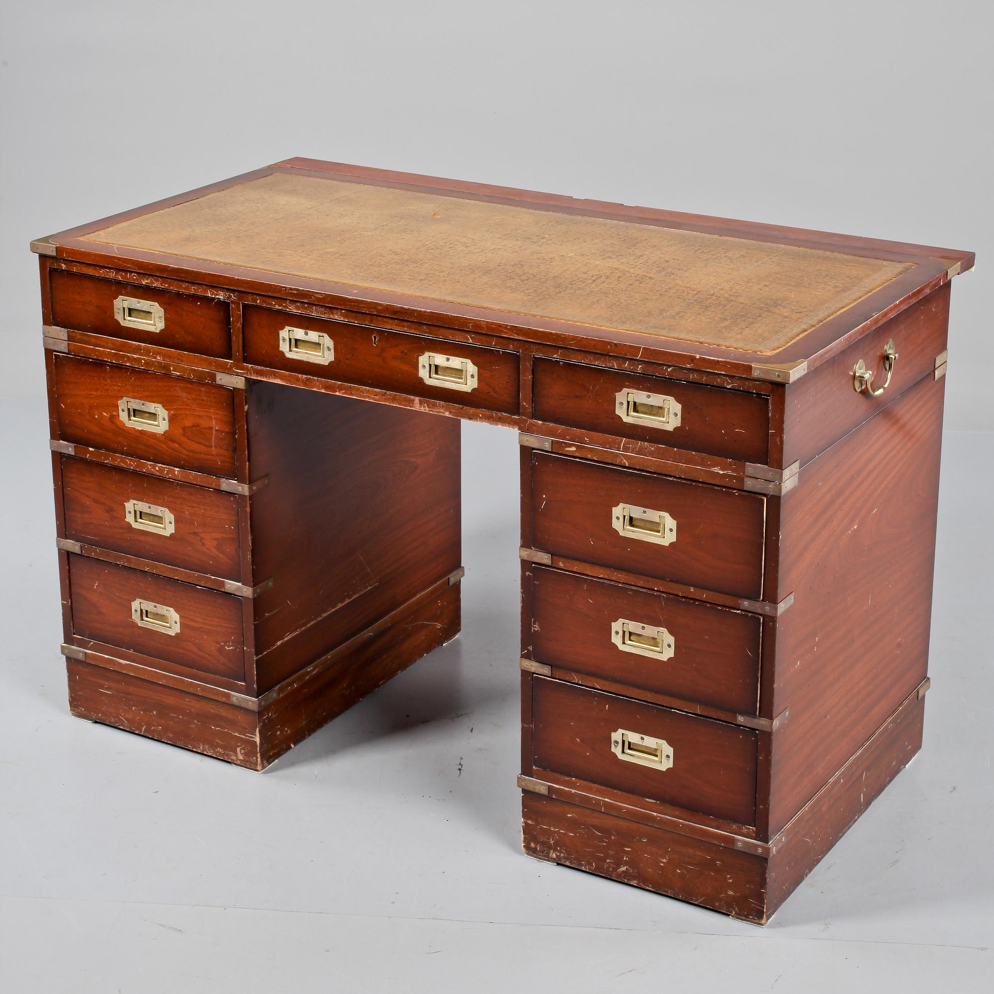 SKRIVBORD, engelsk stil, 1900-talets andra hälft.