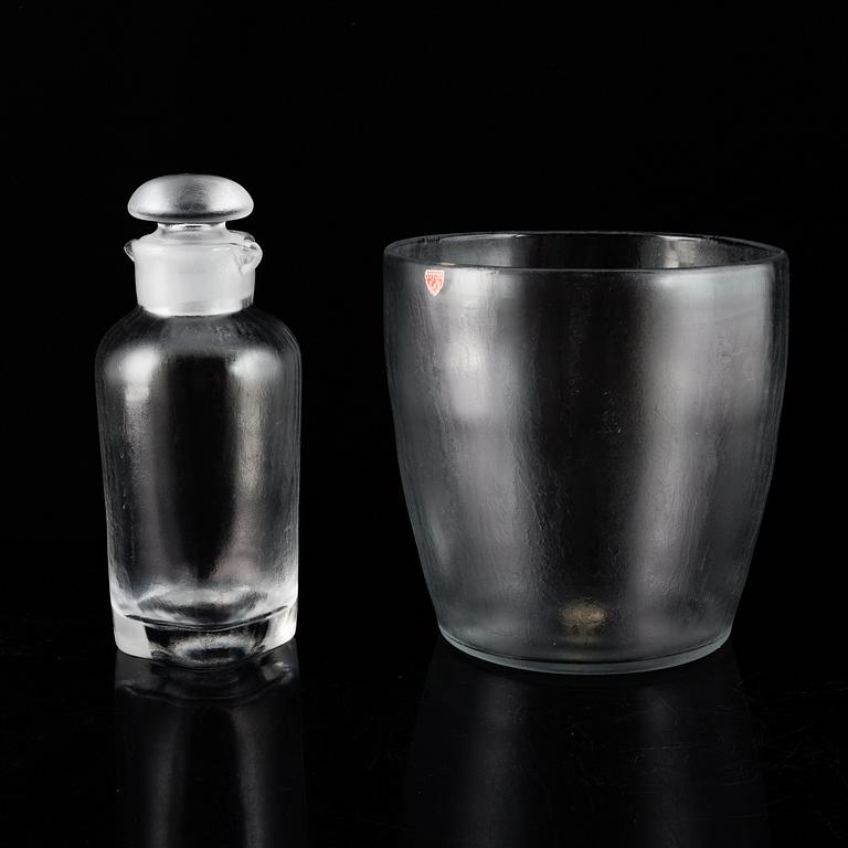 VICKE LINDSTRAND, a 16-piece 'Iced' glass service, Orrefors.