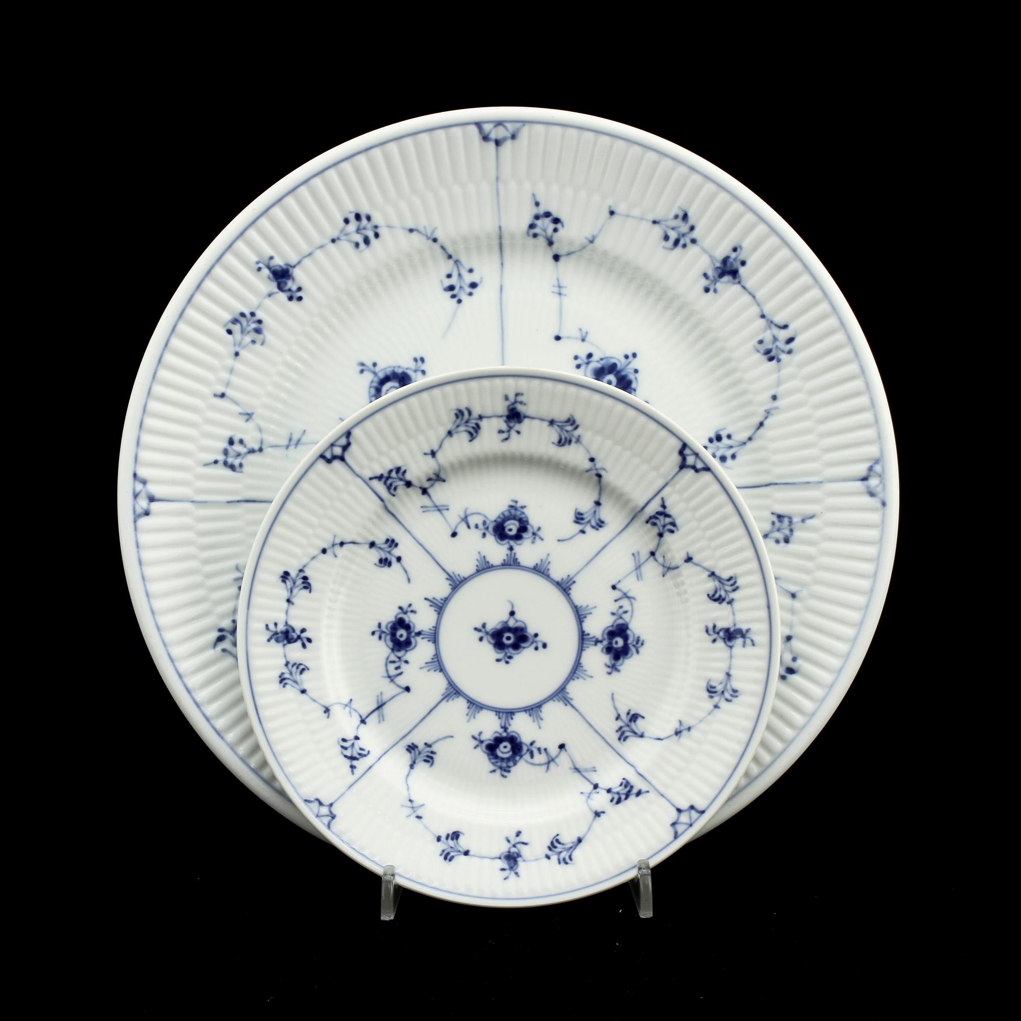 TALLRIKAR, 18 st, porslin, "Musselmalet Riflet", Royal Copenhagen, 1900-tal.