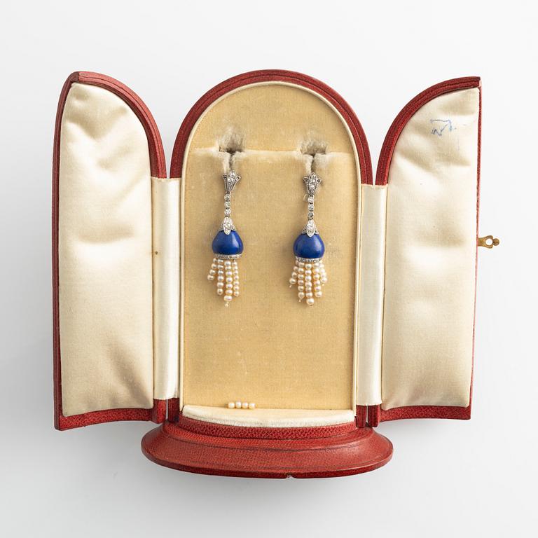 Örhängen, med lapis lazuli med gammalslipade diamanter med pärlor.