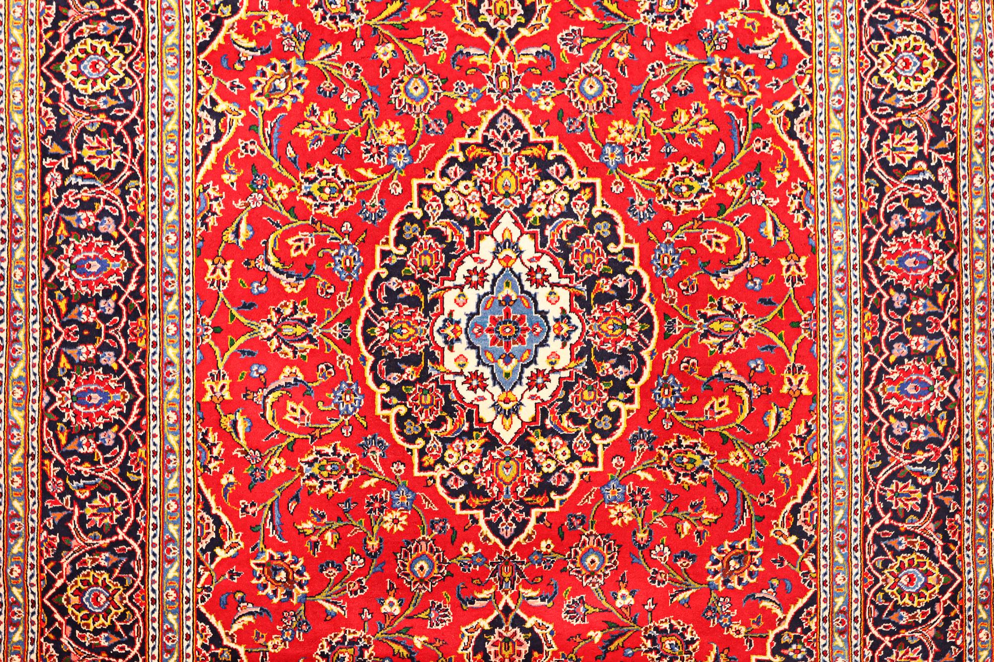 A Kashan carpet, a. 305 x 200 cm.