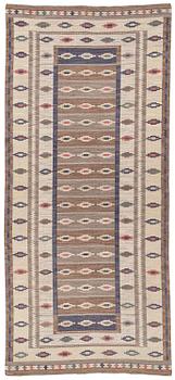 394. Märta Måås-Fjetterström, matta "Ljusa mattan", rölakan, ca 509 x 225 cm, signerad MMF.