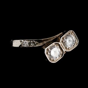 SYSKONRING, 18 k, svenska stämplar, med 2 briljanter 0.30 ct samt mindre briljanter 0.04 ct. Total vikt ca 3 g.