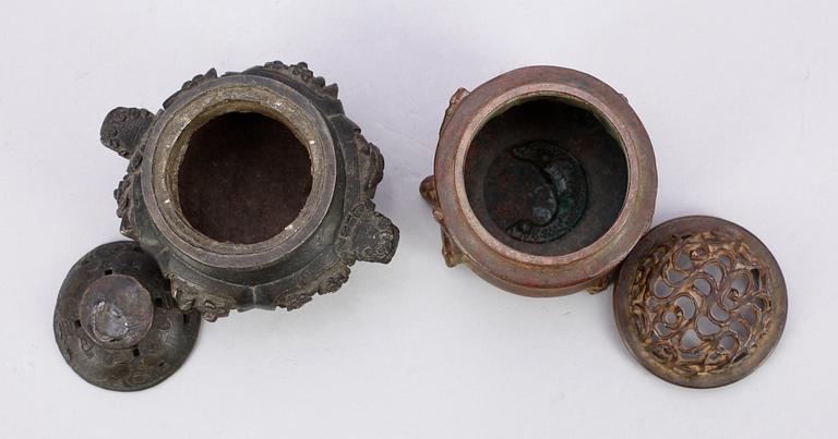 RÖKELSEKAR, 2 st, brons, ostasien.