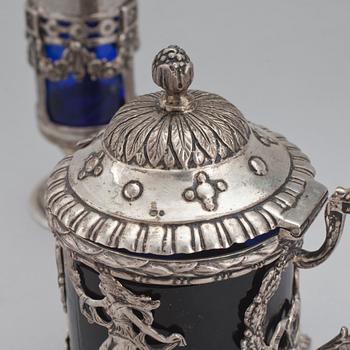 SALTSTRÖARE OCH SENAPSBURK, silver, bär svenska importstämplar, 1800-talets andra hälft. Total vikt ca 205 gram.