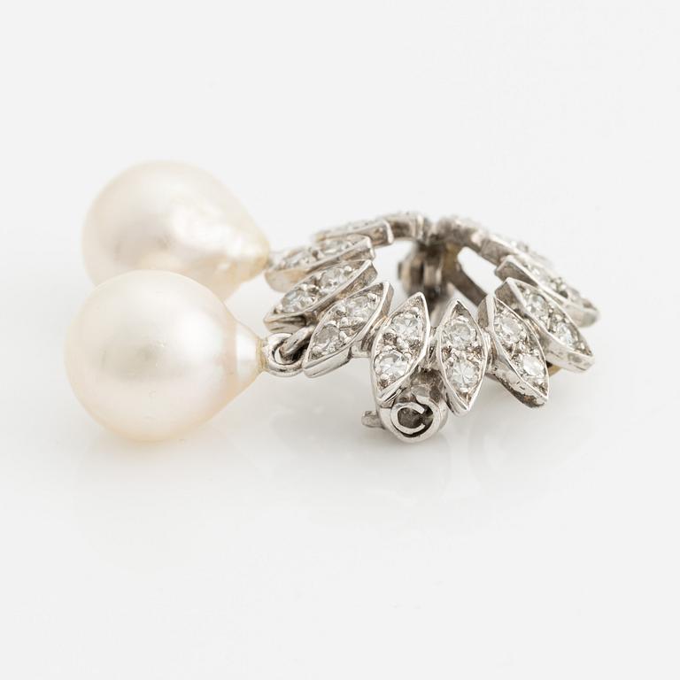 Brooch/pendant in 18K white gold with octagon-cut diamonds and cultured drop-shaped pearls.