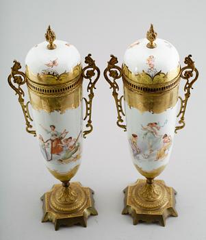 LOCKURNOR, 1 par, porslin och mässing, sannolikt Frankrike, omkring år 1900.