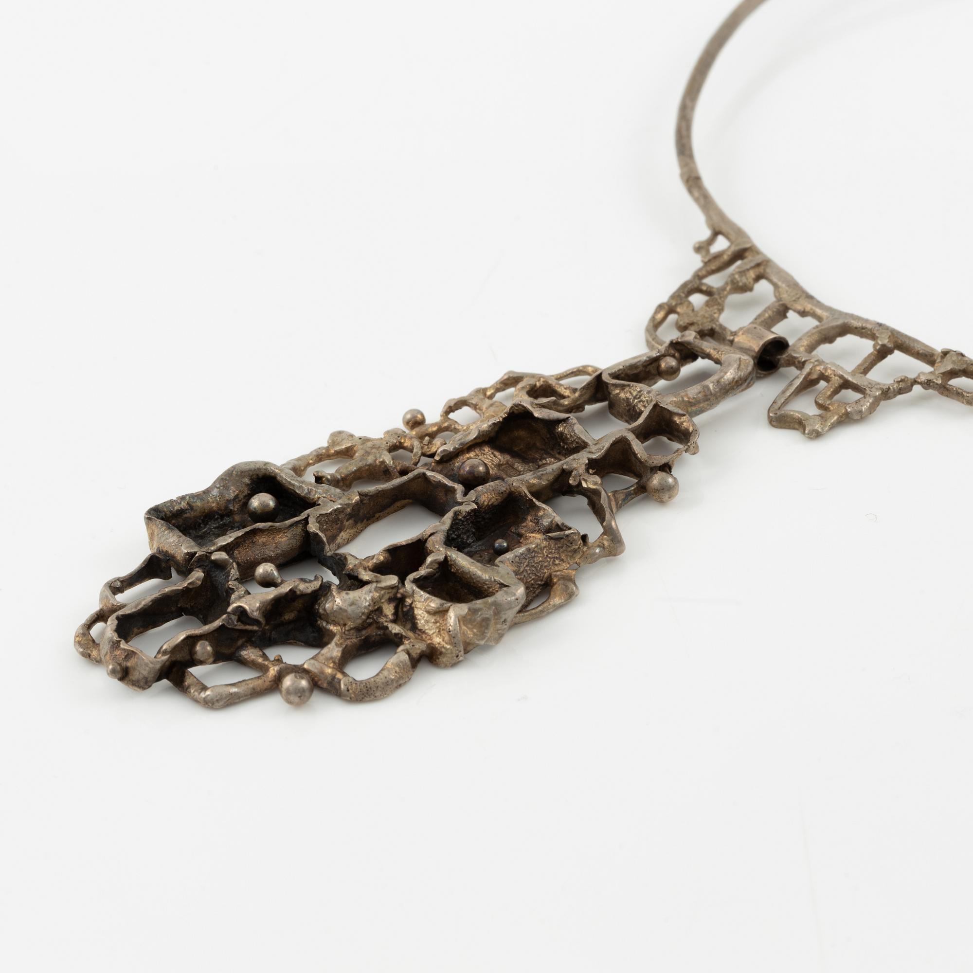 Lars Arby, två collier, sterlingsilver, Göteborg 1976 och 1982.