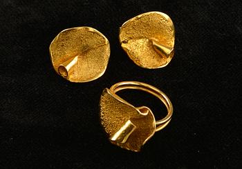 Lotta Orkomies, RING SAMT ÖRHÄNGEN, guld 18K, A. Tillander 1972. Vikt 12,6 g.