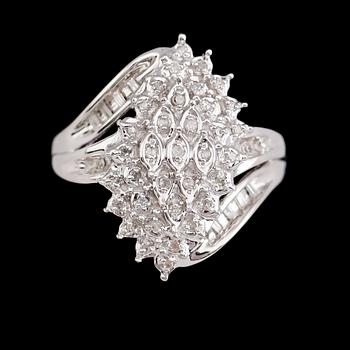 RING, 10 k vitguld, briljant- och baguettslipade diamanter tot 0.25 ct.
