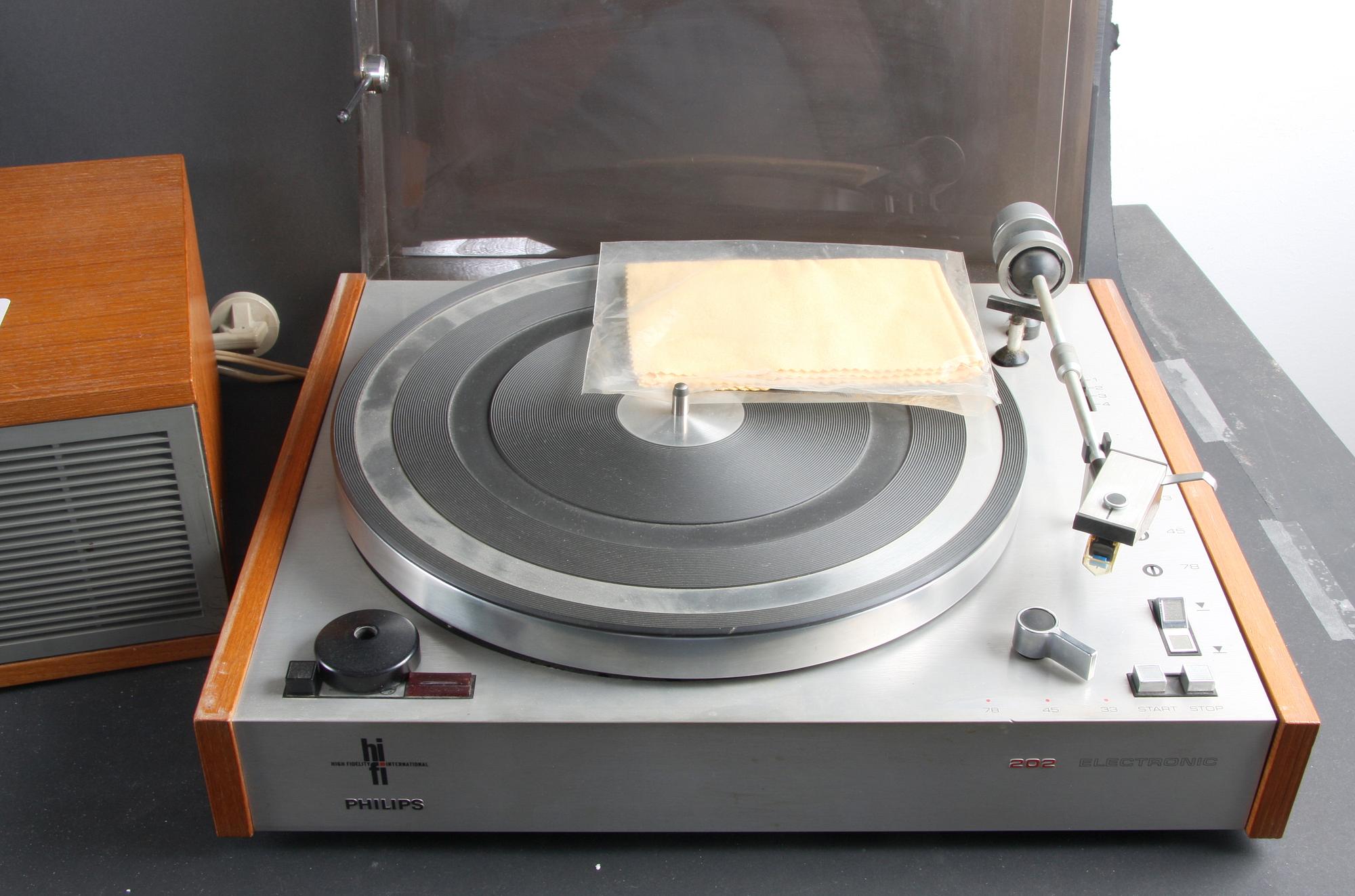 STEREO, 2 st, B & O och SKIVSPELARE, Philips.