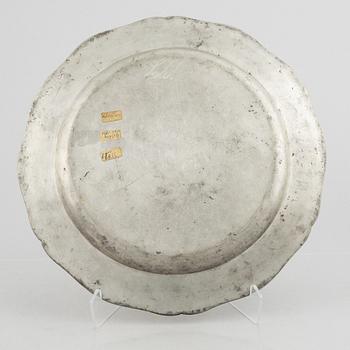 A rococo pewter charger by G. Östling, Vimmerby 1772.