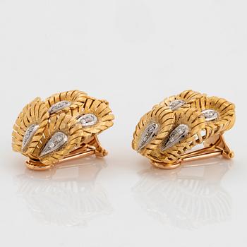 Ett par örhängen 18K guld med åttkantslipade diamanter.