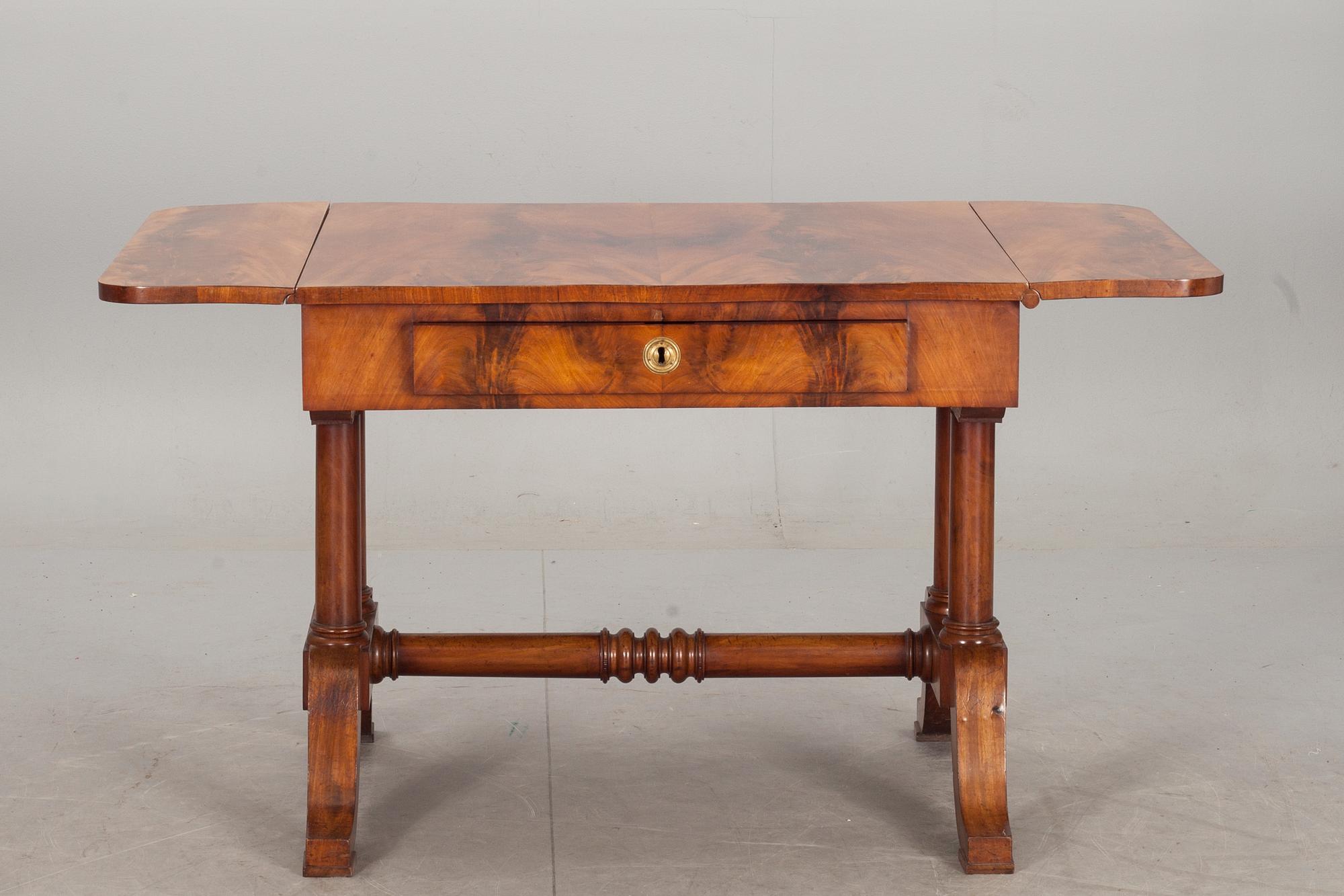 KLAFFBORD, empire, 1800-talets första hälft.