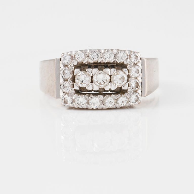 RING, 18K vitguld med briljantslipade diamanter 0.64 ct, Gustav Dahlgren & Co, Malmö. Vikt 6 gram.