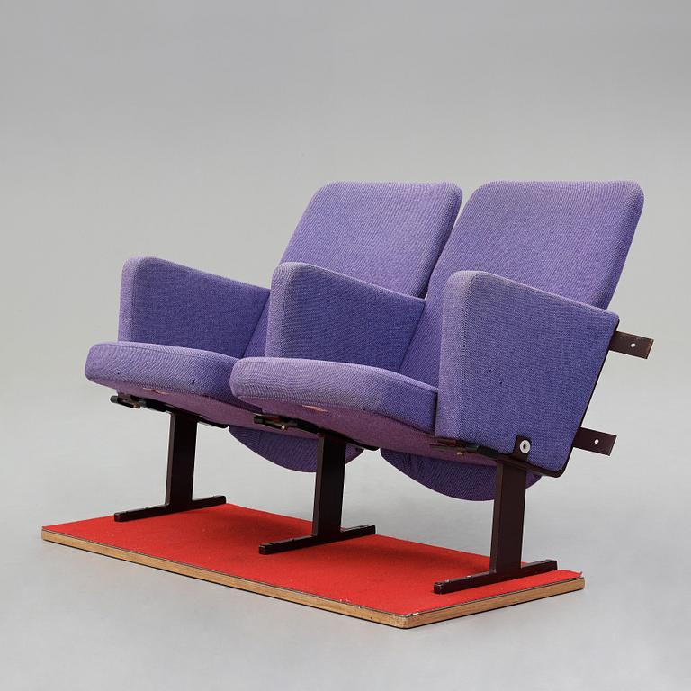 HANS J WEGNER, ett par biografstolar, "GE30", Getama, Danmark, 1970-tal.