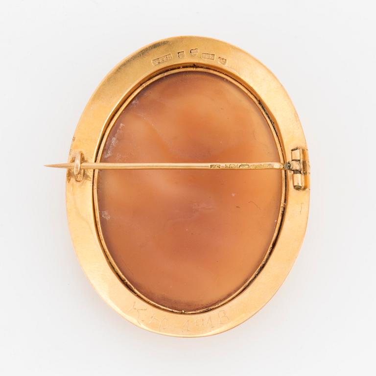 BROSCH, med skuren snäckskalscamé, Gustaf Dahlgren & Co, Malmö 1916.