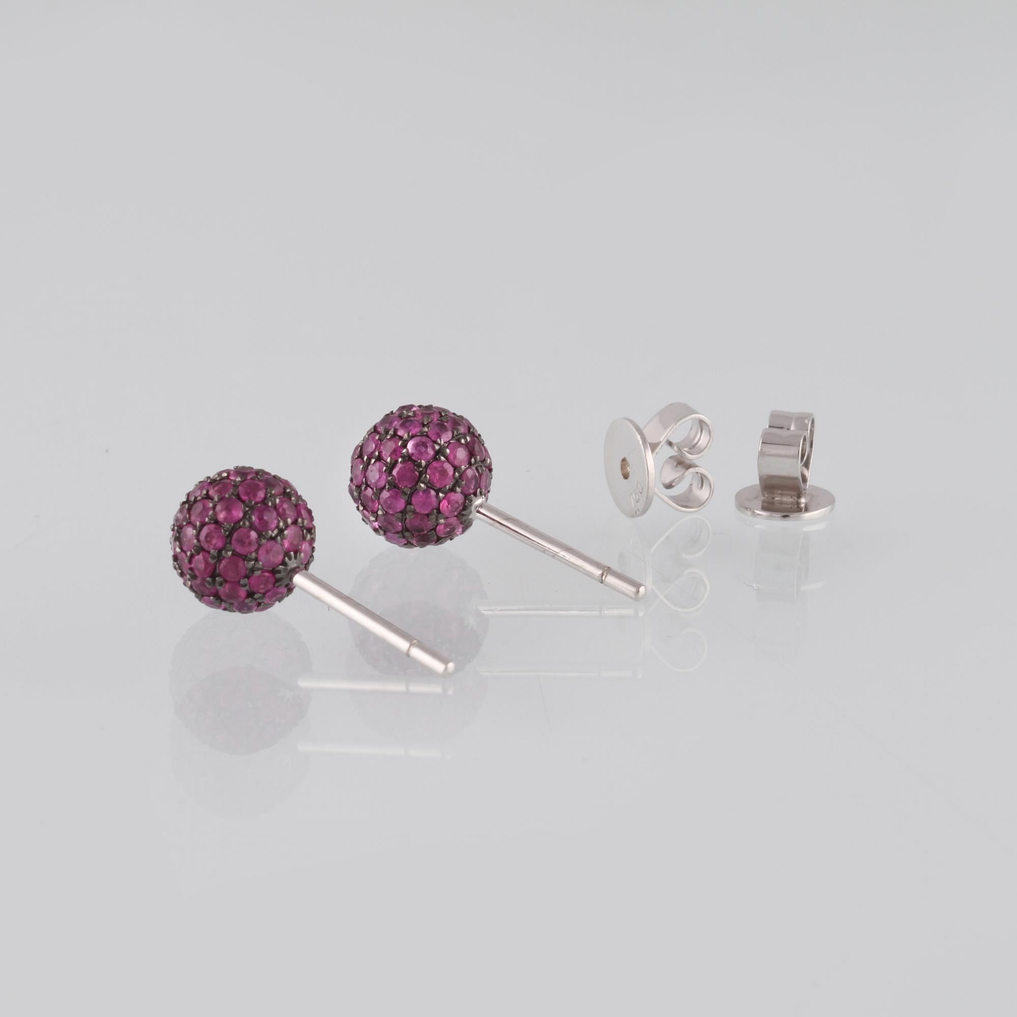 ÖRHÄNGEN, 18K vitguld med fasettslipade rubiner ca 2.20 ct. Vikt 2,8 gram.