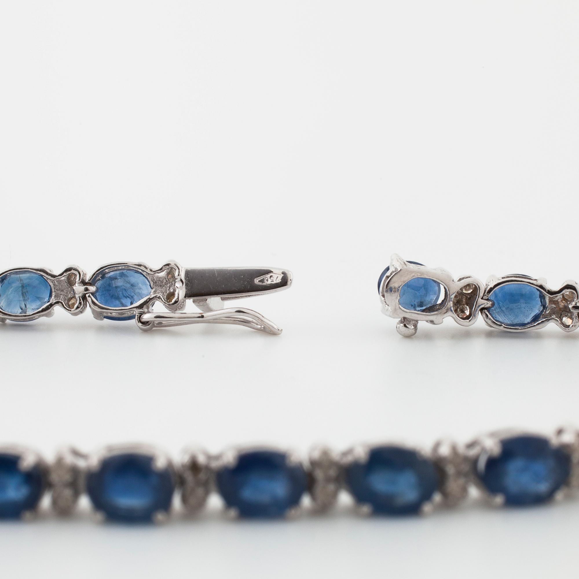 ARMBAND, med fasettslipade safirer totalt ca 9.75 ct och briljantslipade diamanter, totalt ca 0.50 ct.