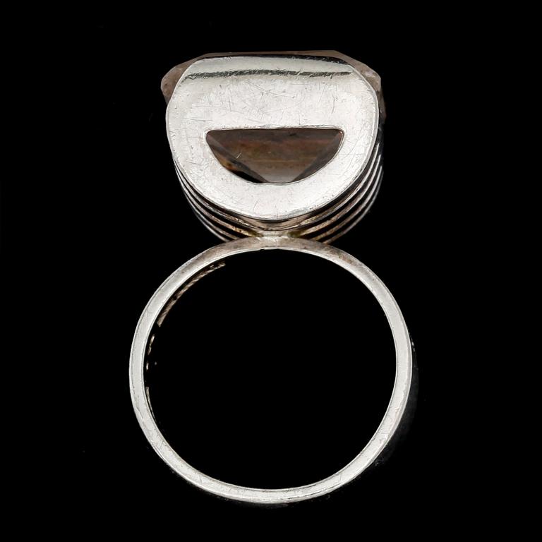 RING, silver med slipad vit sten. Bengt Hallberg Guldsmed AB, Köping 1967. Vikt 9,8 g.