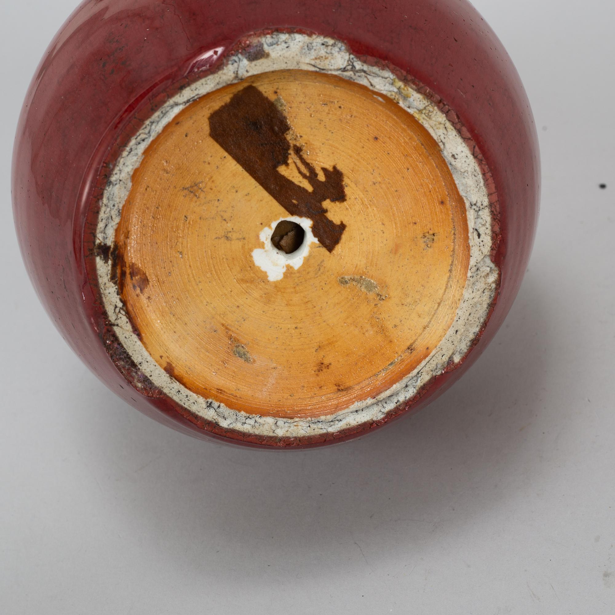 A sang de beuof porcelain vase, Qing dynasty, 19th century.