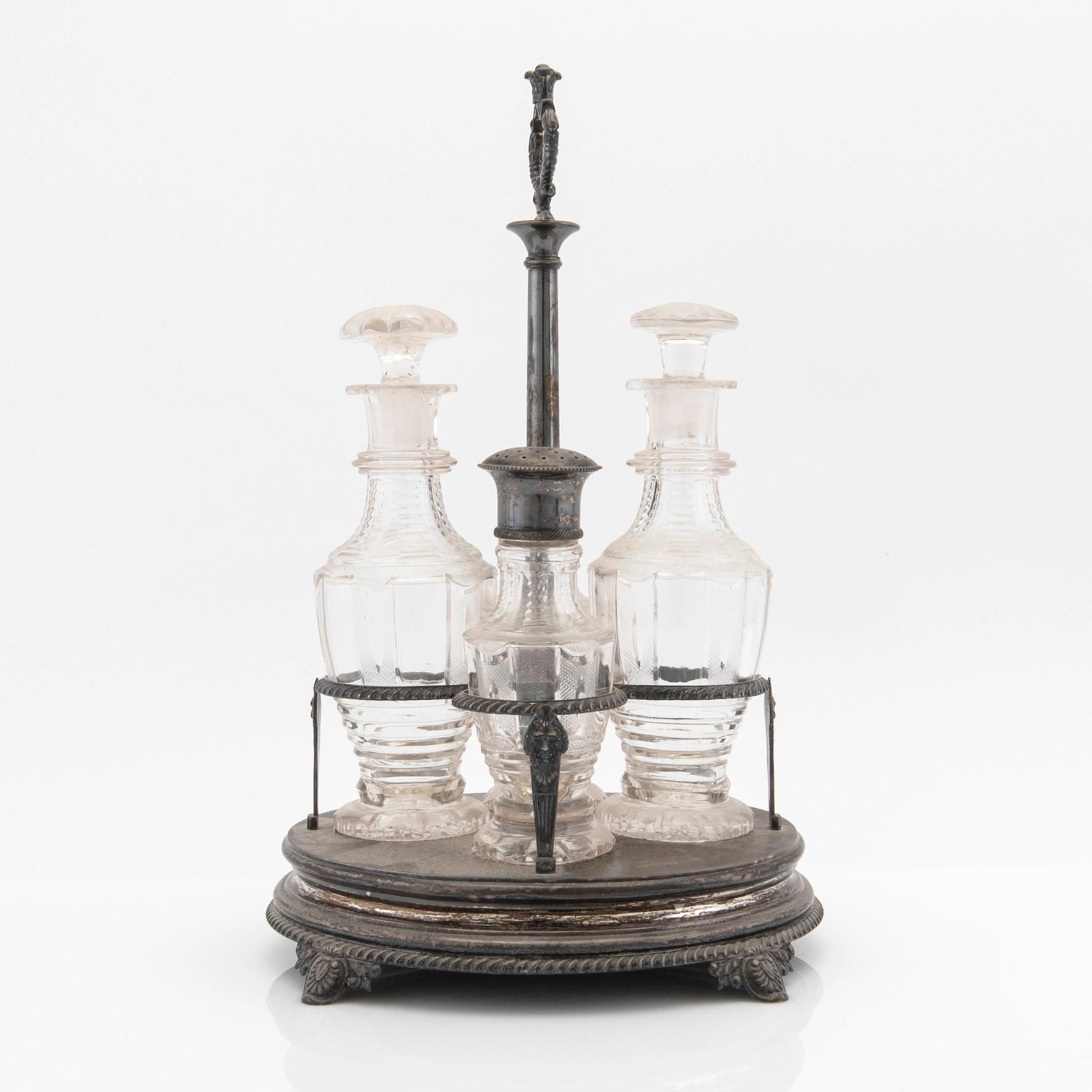 Gustaf Möllenborg, Bordssurtout, silver, för 2 karaffer samt 2 ströare, Stockholm, 1831.