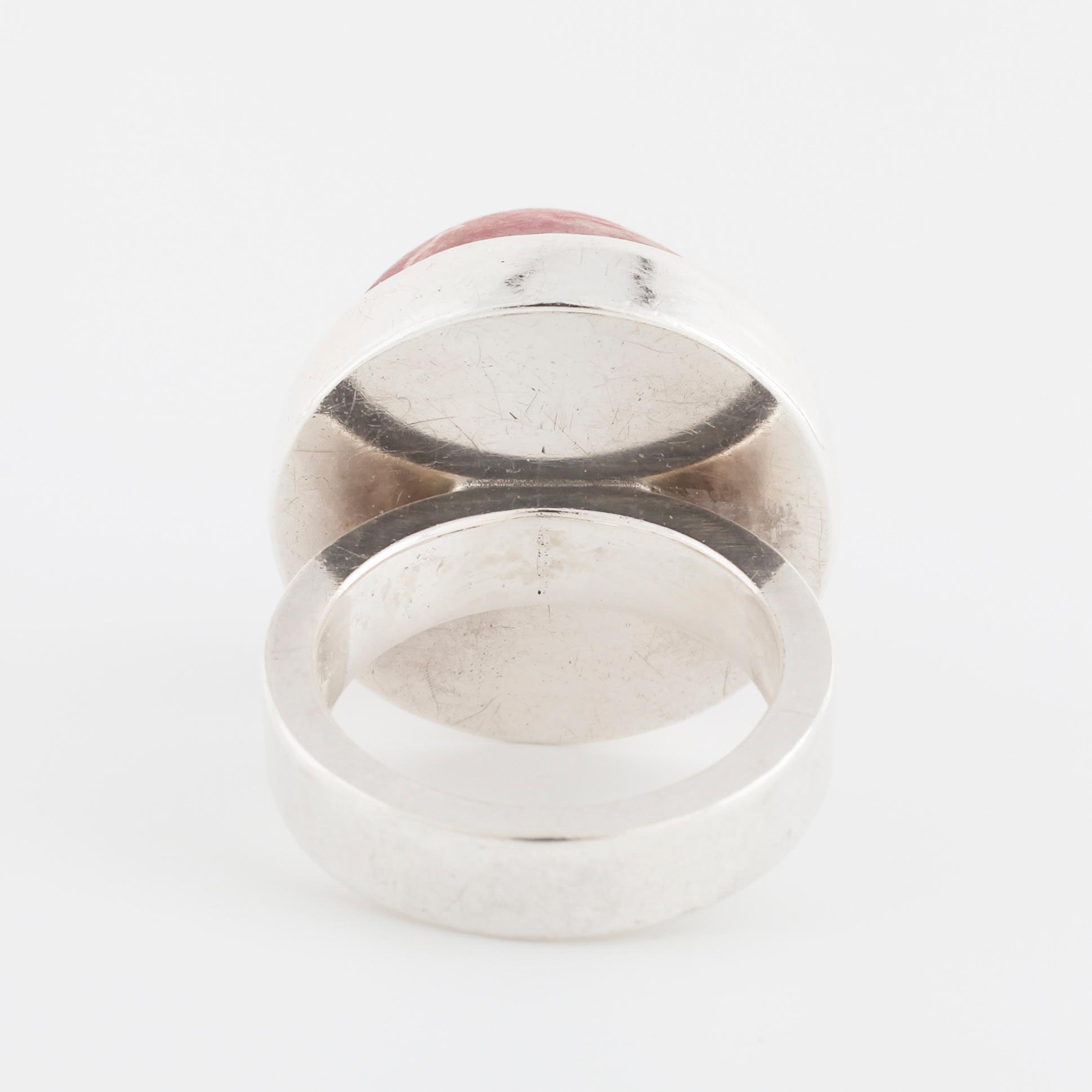CECILIA JOHANSSON, Göteborg, 1993, ring med cabochonslipad rodokrosit.