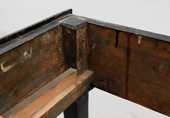 SKÅP PÅ BENSTÄLLNING, ostindiskt, 1700-tal.