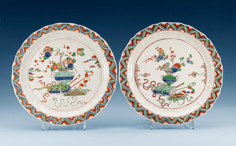 A pair of famille verte dishes, Qing dynasty, Kangxi (1662-1722). (2).