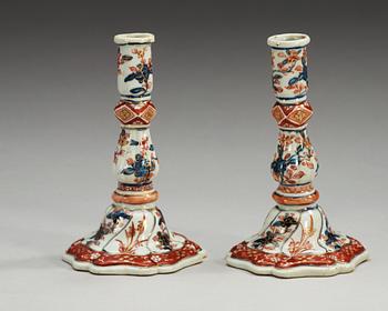 A pair of imari candle sticks, Qing dynasty, Kangxi (1662-1722).