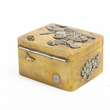 A small Japanese gilt copper box with cover and a porcelain dish, 19th century.