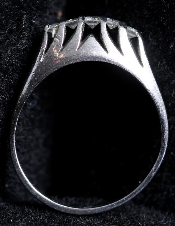 RING, vitguld samt 5 briljantslipade diamanter, tot ca 0.22 ct.