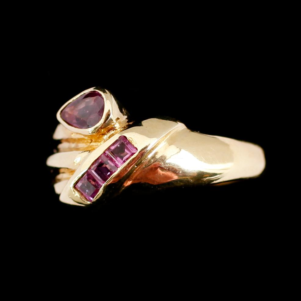 RING, 14 k guld, med röda stenar. Vikt ca 4 gram.