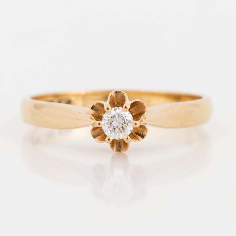 RING, med briljantslipad diamant.