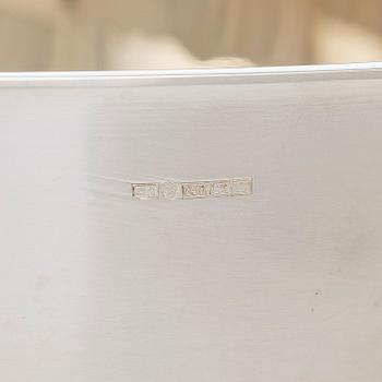A silver punch bowl with ladle and six beakers, Auran Kultaseppä, Turku 1975-76. In original wooden box.