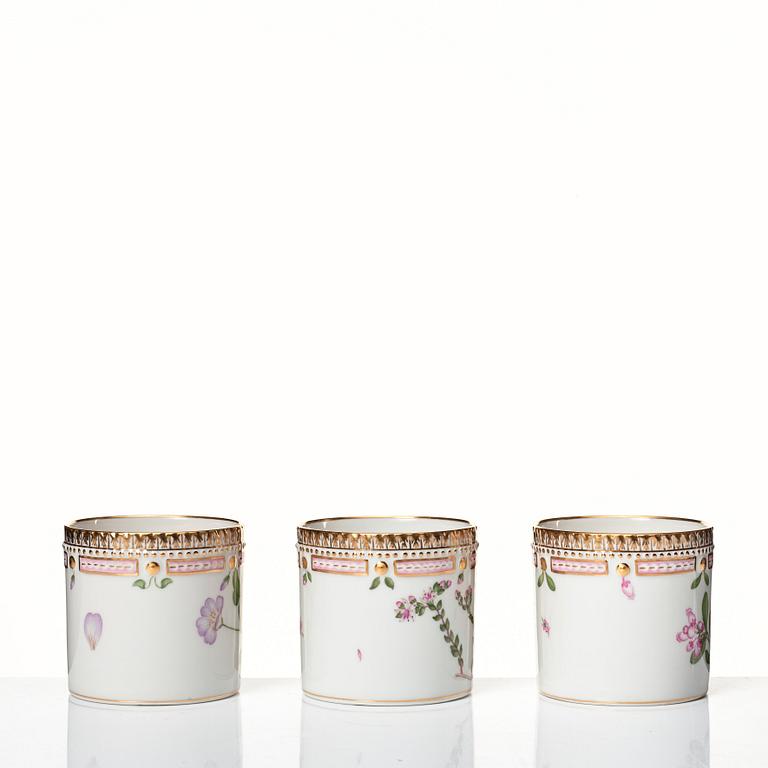 Koppar med fat, 12 stycken, porslin. Royal Copenhagen, "Flora Danica", Danmark, 1900-tal.