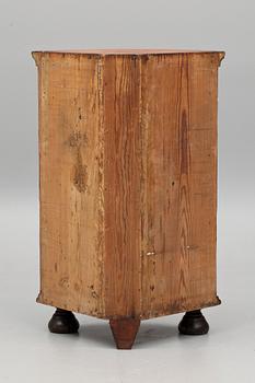 HÖRNSKÅP, allmoge, 1800-tal.