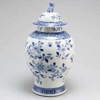 A large blue and white export vase with cover, Qing dynasty, Qianlong (1736-95).