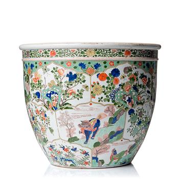 976. A large famille verte basin, Qing dynasty, Kangxistyle, 19th Century.