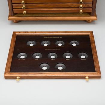 MEDALJONGSAMLING, sterling, 60 delar "Sverige och dess regenter under 1000 år", Sporrong AB 1976-79. Vikt ca 2800 g.