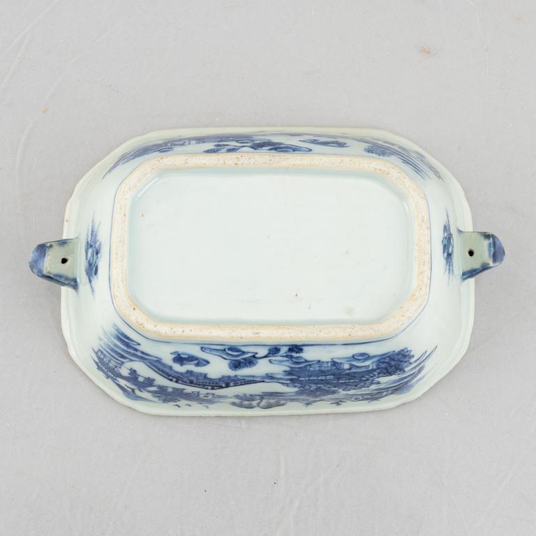 Stekfat, 2 st, samt smörterrin med lock och fat, kompaniporslin, Kina, Qianlong (1736-95).