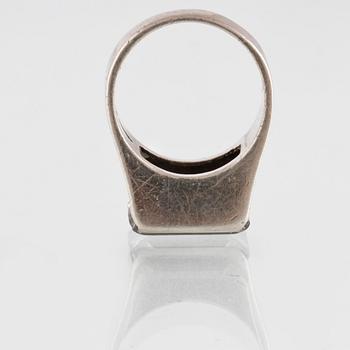 RING, silver md fasettslipad bergkristall, Gustav Dahlgren & Co, Malmö, 1959. Vikt 8,3 gram.