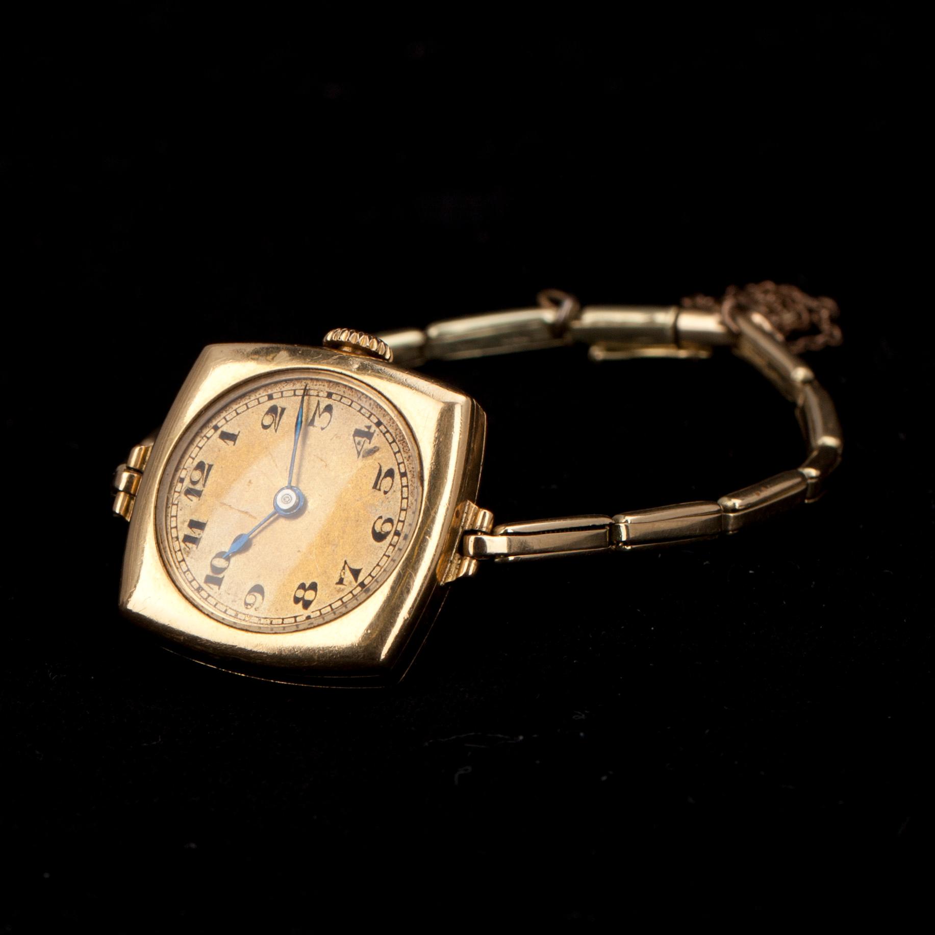 ARMBANDSUR, dam, guld 14K och 18K. 1920-tal. Totalvikt 19 g.