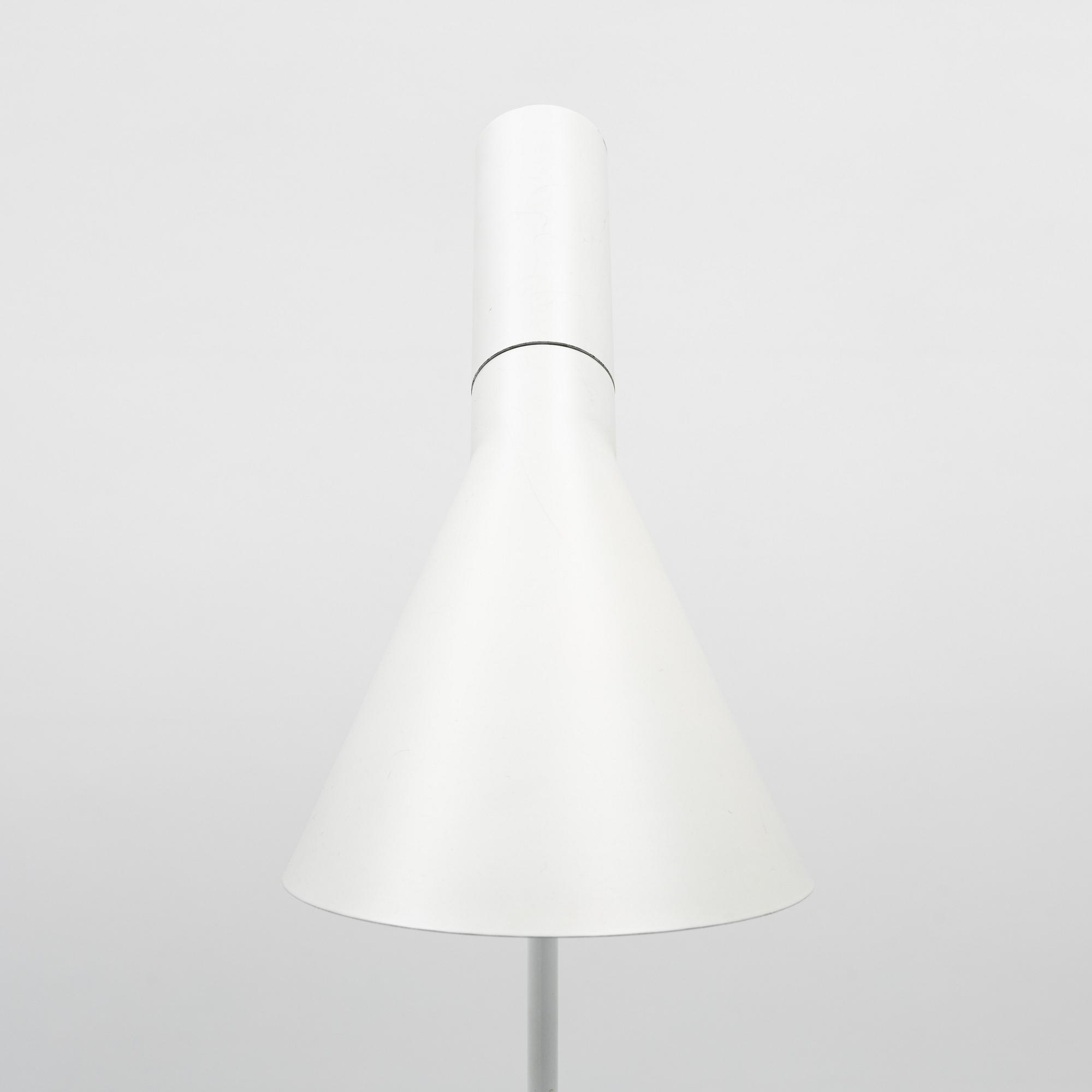 Arne Jacobsen, golvlampa, "AJ", Louis Poulsen, Danmark.