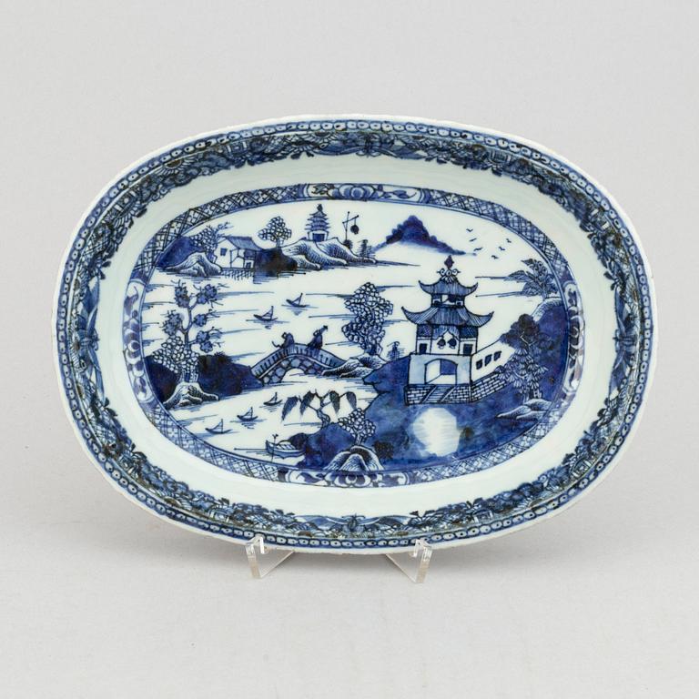 A group of 7 blue and white dishes, 18/20th Century.