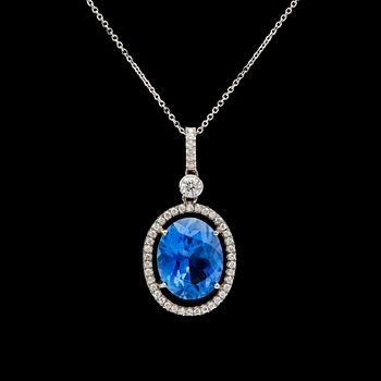 68. HÄNGSMYCKE, fasettslipad blå safir, 4.70 ct med briljantslipade diamanter, tot. ca 0.60 ct.