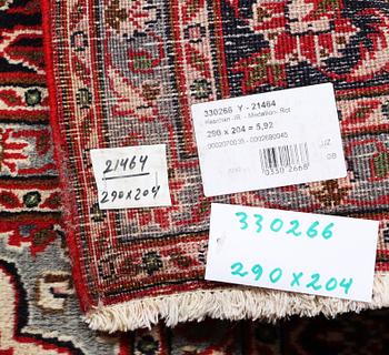A Kashan carpet, c. 290 x 204 cm.